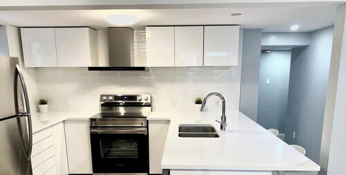 Master bedroom with private bathroom 10 min drive to Downtown & Ottawa Airport