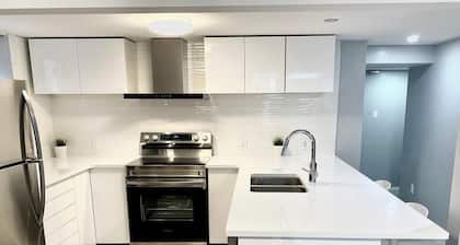 Master bedroom with private bathroom 10 min drive to Downtown & Ottawa Airport