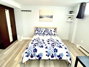 Tabla de planchar con plancha, internet y ropa de cama 