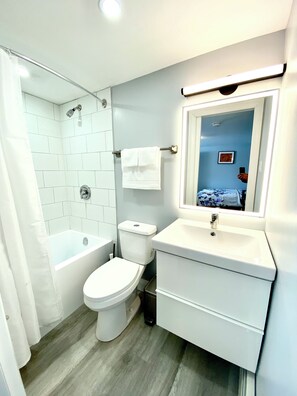 Toallas, jabón, papel de baño 