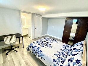 Tabla de planchar con plancha, internet y ropa de cama 