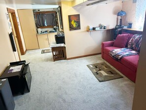 Living area - Cozy 1-bedroom studio in fantastic Seattle with AC and access to garden oasis (Seattle)