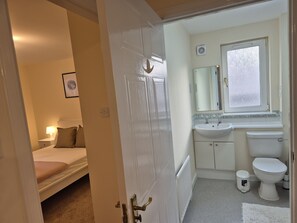 A bedroom with a bed, a bedside table with a lamp, and a framed picture on the wall. - Spacious Modern 2-BR Apartment in Aberdeen City Centre (Aberdeen)