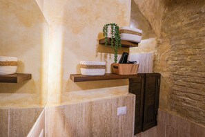 Interior - Cozy Private Roman Underground Apartment Historic Center, Walk Everywhere (Roma)