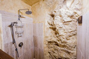 Shower, hair dryer, towels, soap - Cozy Private Roman Underground Apartment Historic Center, Walk Everywhere (Roma)
