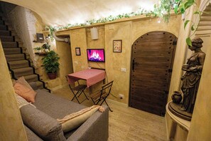 Living area - Cozy Private Roman Underground Apartment Historic Center, Walk Everywhere (Roma)