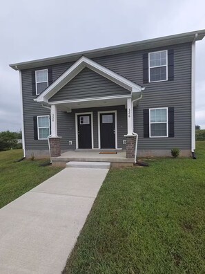 Exterior - Spacious NEW townhome w/Fast WiFi and parking (Glendale)