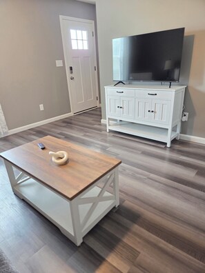 Interior - Spacious NEW townhome w/Fast WiFi and parking (Glendale)