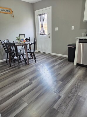 Dining - Spacious NEW townhome w/Fast WiFi and parking (Glendale)