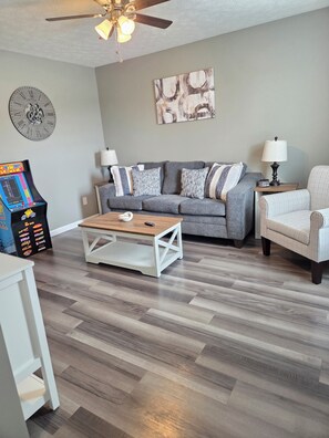 Smart TV, video games - Spacious NEW townhome w/Fast WiFi and parking (Glendale)