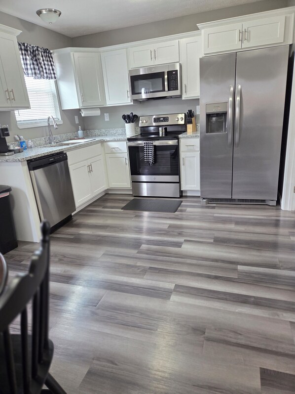 Fridge, microwave, oven, stovetop - Spacious NEW townhome w/Fast WiFi and parking (Glendale)