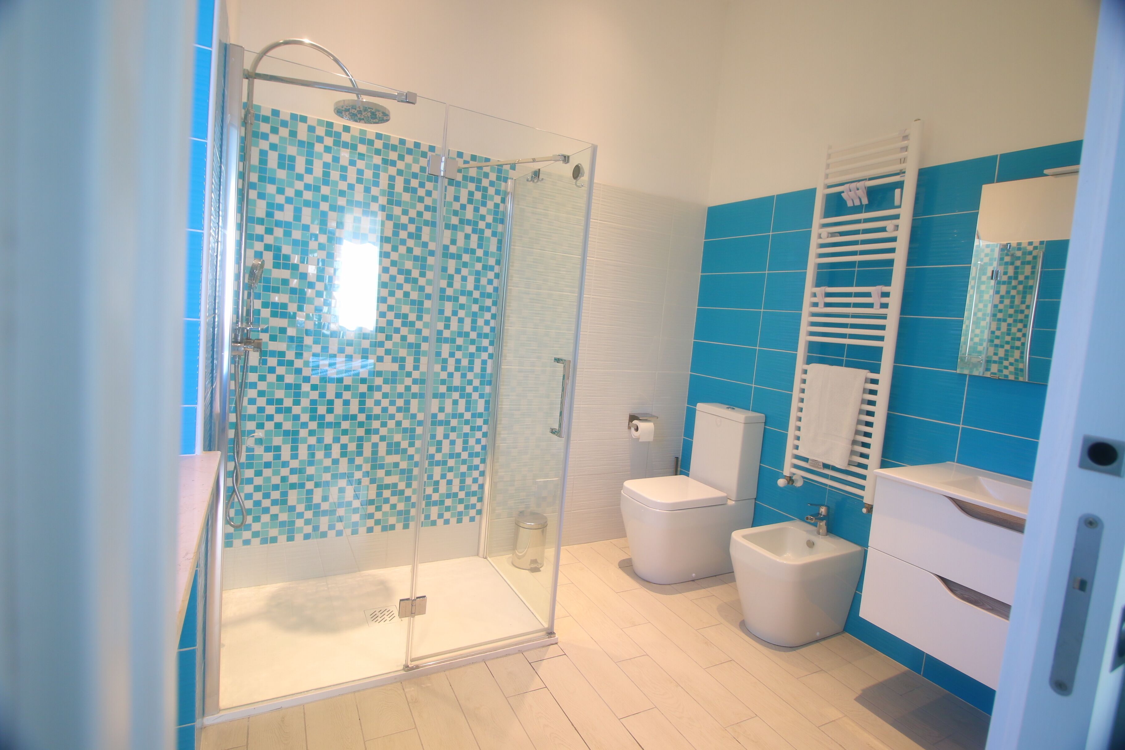 Sèche-cheveux, bidet, serviettes fournies, savon