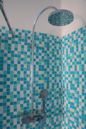 Sèche-cheveux, bidet, serviettes fournies, savon