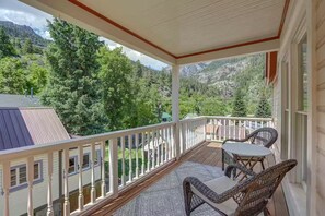Property grounds - AlpLily Inn ~ Box Canyon Room ~ Private Balcony ~ 5 min walk to Ice Park ~ AC! (Ouray)
