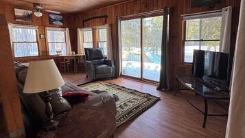 Televisión y chimenea