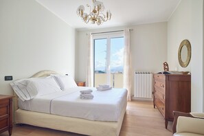 3 bedrooms, iron/ironing board, free WiFi, bed sheets - Regina di Cuori - Two Bedroom Apartment, Sleeps 4 (Albenga)