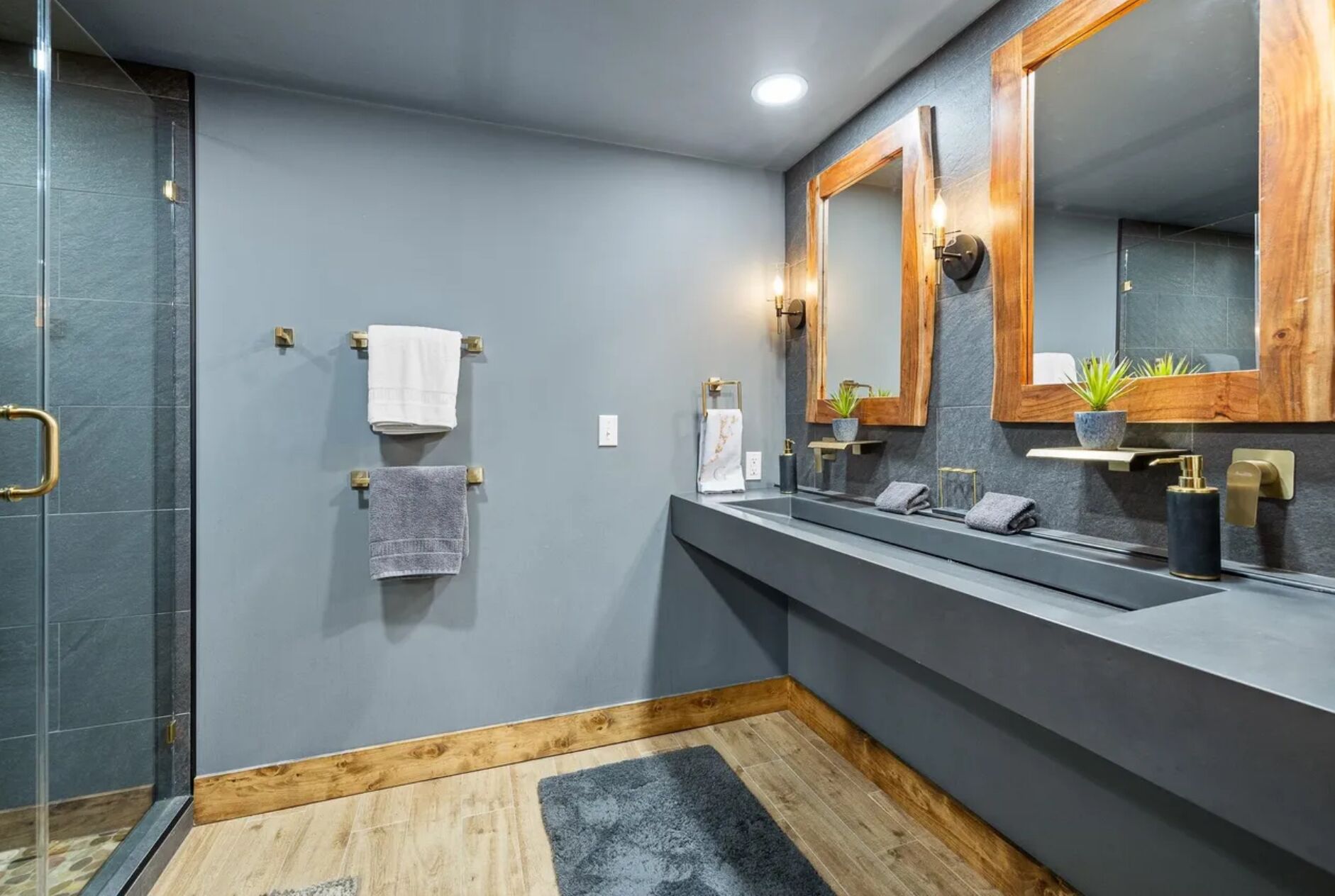 Douche, baignoire à jets, sèche-cheveux, serviettes fournies