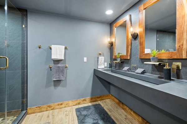 Douche, baignoire à jets, sèche-cheveux, serviettes fournies