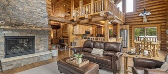 Room for family and friends! Spacious 4-bedroom house in Deadwood w/ AC