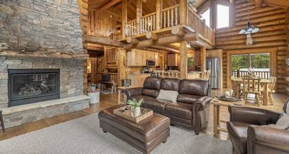 Room for family and friends! Spacious 4-bedroom house in Deadwood w/ AC