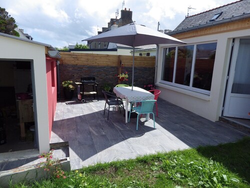 Modern Holiday Home in St. Pol de Leon