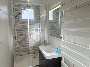 House | Bathroom - Modern Holiday Home in St. Pol de Leon (Saint-Pol-de-Leon)