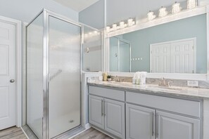 Shower, jetted bath, hair dryer, towels - Disney World, Universal Epic Waterfront Modern Home - Private Pool And Game Room (Kissimmee)