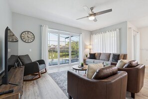 Smart TV, table football, books - Disney World, Universal Epic Waterfront Modern Home - Private Pool And Game Room (Kissimmee)