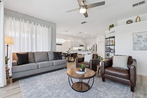 Smart TV, table football, books - Disney World, Universal Epic Waterfront Modern Home - Private Pool And Game Room (Kissimmee)