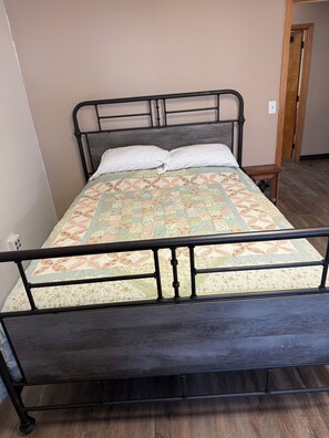 1 bedroom, desk, iron/ironing board, free WiFi - Adorable 1-bedroom suite with great outdoor area. (Hartley)