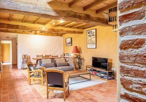 Living area - The Caledonia - Cosy in the countryside (Etalleville)