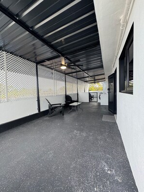 Terrace/patio - Sleeps 6 - Luxe 2BR Apt - Prime Location + Free Parking (Carolina)