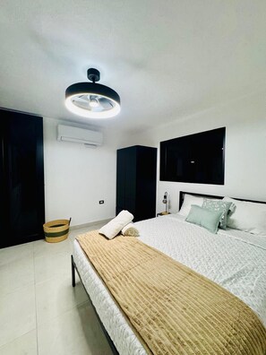 2 habitaciones, tabla de planchar con plancha, wifi y ropa de cama 