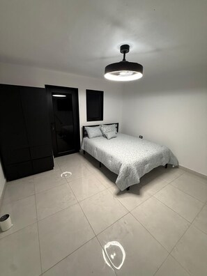 2 bedrooms, iron/ironing board, WiFi, bed sheets - Sleeps 6 - Luxe 2BR Apt - Prime Location + Free Parking (Carolina)
