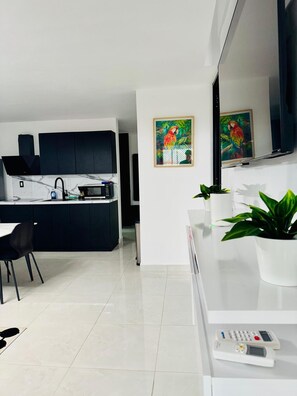 Microwave - Sleeps 6 - Luxe 2BR Apt - Prime Location + Free Parking (Carolina)