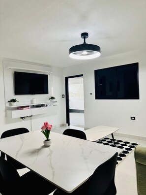 Dining - Sleeps 6 - Luxe 2BR Apt - Prime Location + Free Parking (Carolina)