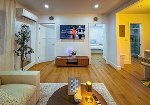 2 bedrooms, iron/ironing board, WiFi, bed sheets - Casa Kiwi in Miami - Sleeps 6 (Miami)