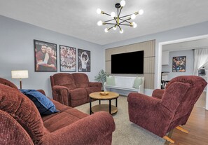 Smart TV - Champions: 2 Miles to Campus (4BR/2.5B) (Bryan)