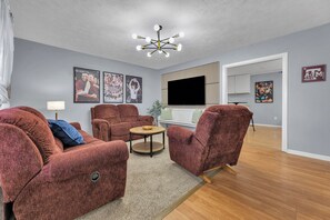 Smart TV - Champions: 2 Miles to Campus (4BR/2.5B) (Bryan)