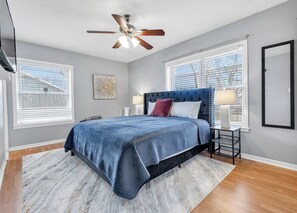 Iron/ironing board, WiFi, bed sheets - Champions: 2 Miles to Campus (4BR/2.5B) (Bryan)