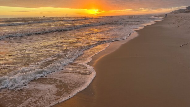 A beach with waves and a sunset. - Private Beach House, Pet Friendly, Ft Morgan Sleeps 10, next to Kiva Golf Course (Gulf Shores)