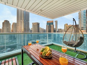 Outdoor dining - Centric Flat with Marina View (Dubai)