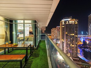 Outdoor dining - Centric Flat with Marina View (Dubai)