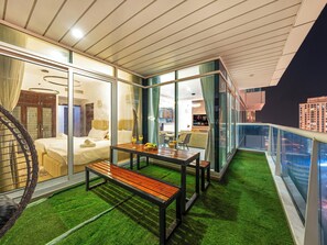Outdoor dining - Centric Flat with Marina View (Dubai)