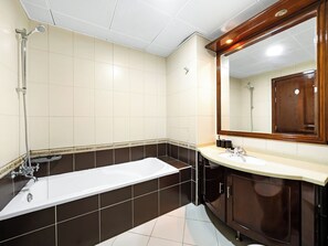Bathroom - Centric Flat with Marina View (Dubai)