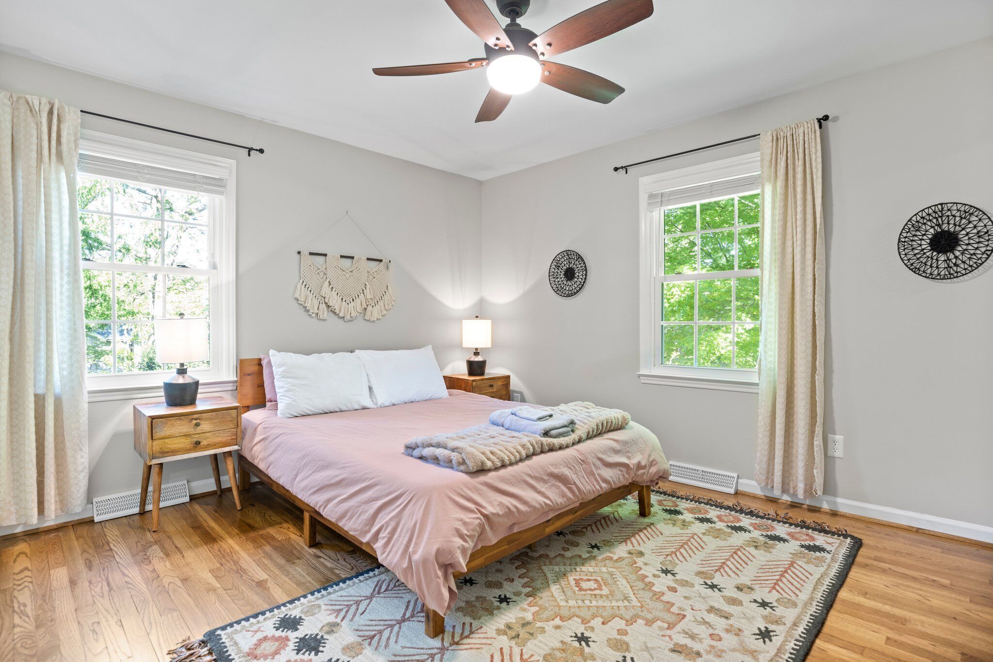 5 bedrooms, desk, iron/ironing board, travel cot