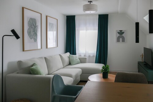 Modern, central apartment with box-spring bed and washing machine