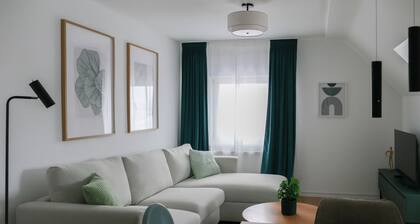 Modern, central apartment with box-spring bed and washing machine