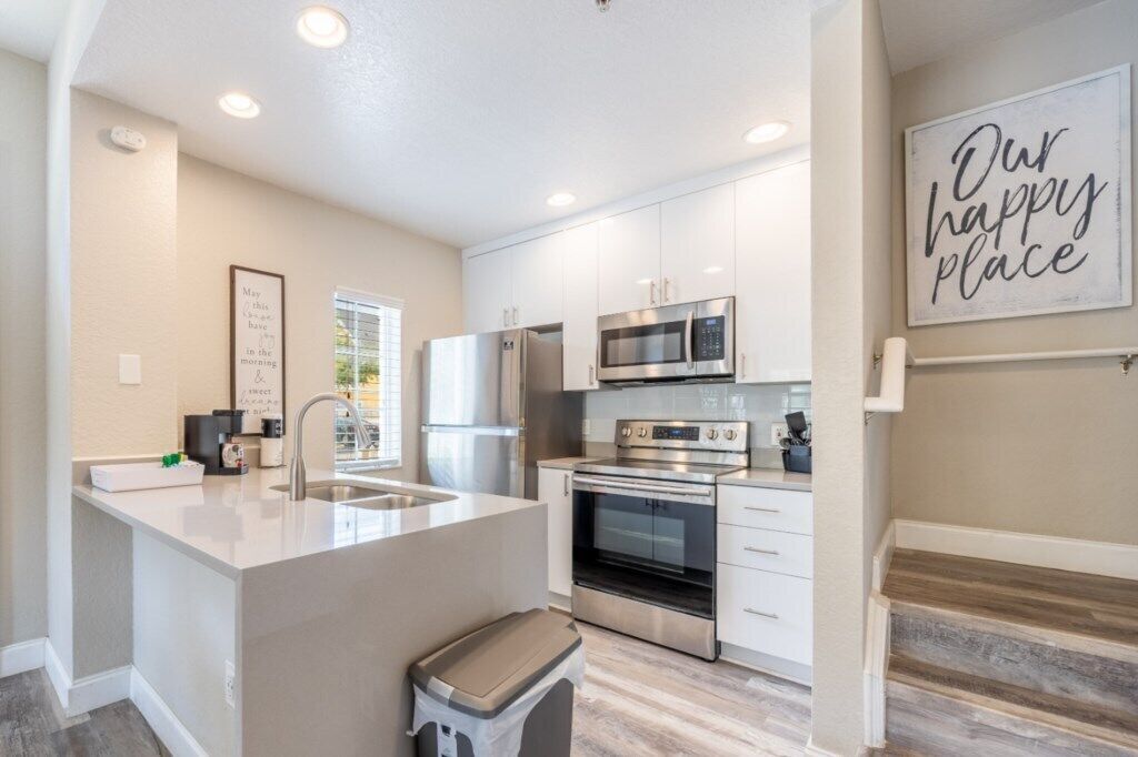 Réfrigérateur, four à micro-ondes, un four, surface de cuisson