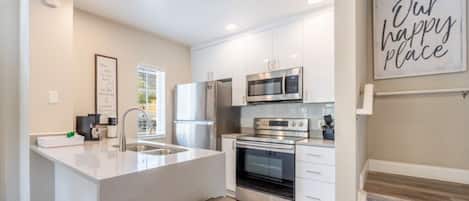 Een koelkast, een microgolfoven, een oven, een kookplaat